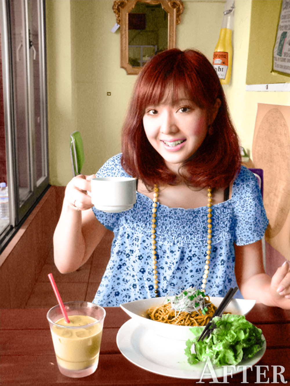 カフェで食事する女性のカラー写真