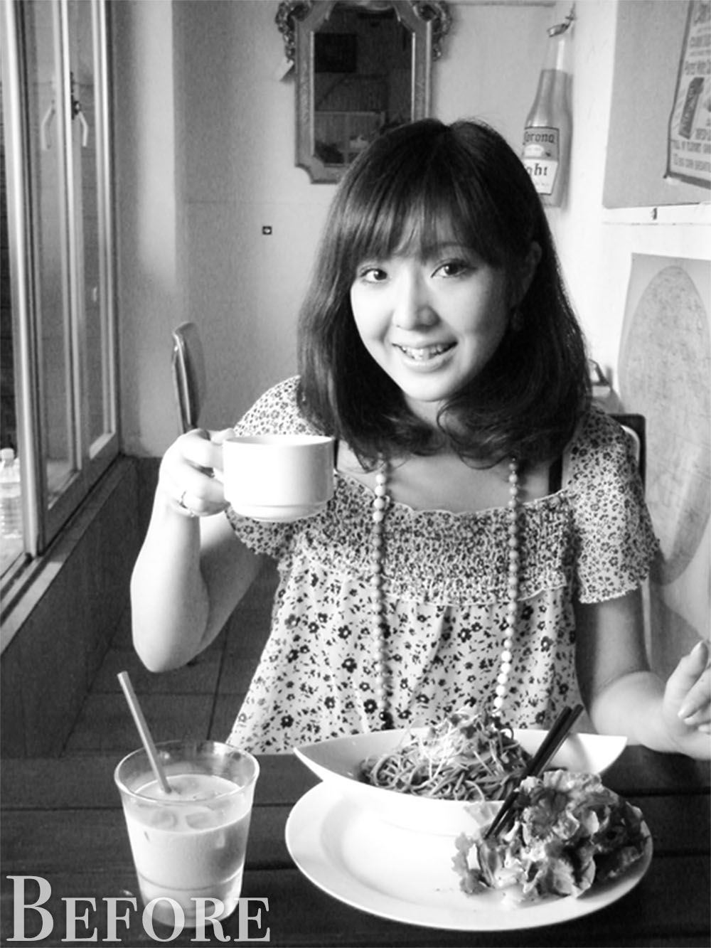 カフェで食事する女性のモノクロ写真