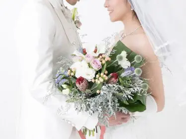 花束を持つ新郎新婦