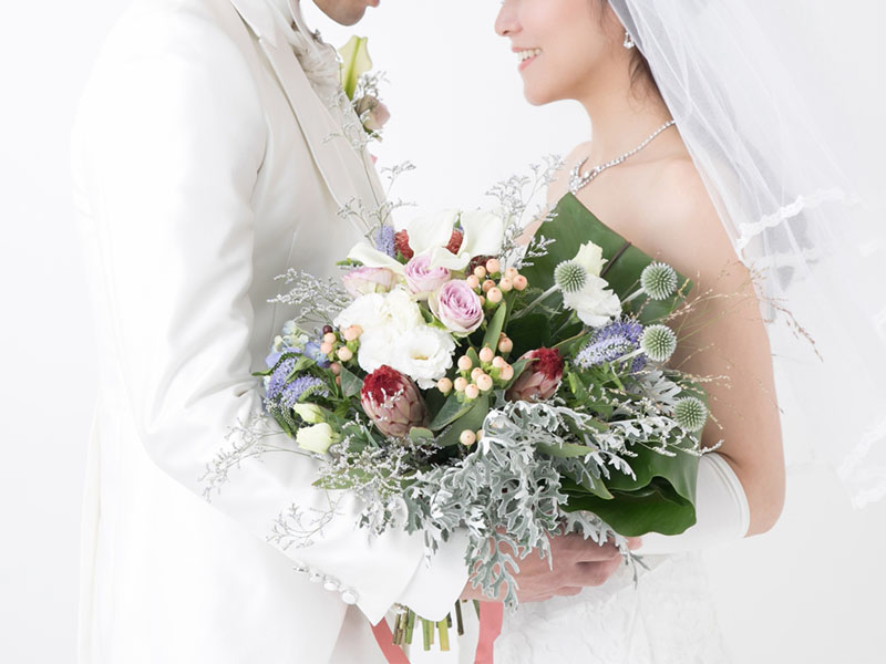 花束を持つ新郎新婦